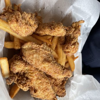 Bob's Clam Hut - Chicken tender basket had really chicken, was fresh and crispy. Very good! - Seafood Near Me - Kittery, Maine