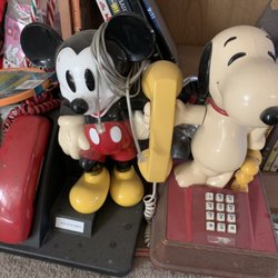 Monarch Estate Sales & Liquidation - Collectible phones