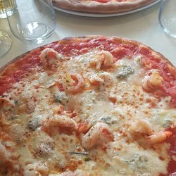 Mama Gusto - Bovenste pizza: pizza napoli. Onderste pizza: pizza scampi met gorgonzola toegevoegd