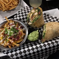 mil novecientos88 - Chipotle wrap con bacon cheese fries y guacamole extra no puede faltar.