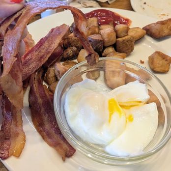 The Kettle - Supposedly this was extra, extra crispy bacon and extra-well poached eggs. Bacon was cold. - Diners Near Me - Manhattan Beach, California The Kettle - Supposedly this was extra, extra crispy bacon and extra-well poached eggs. Bacon was cold. - Diners Near Me - Manhattan Beach, California