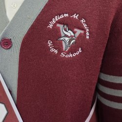 The cardigan material is overwhelmingly good. The three-line point is also impressive.