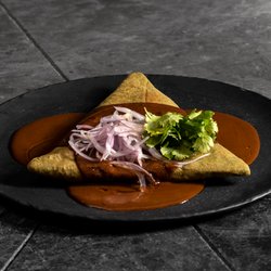 Querreke - Tetela de arrachera o camarón con mole tuxpeño
