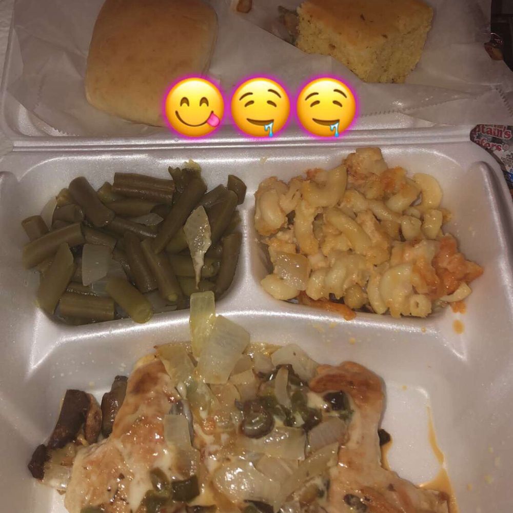 Grapevine Restaurant - Smothered Chicken w/ Mac& Cheese, green beans, cornbread & roll - Greek Near Me - Boiling Springs, South Carolina
