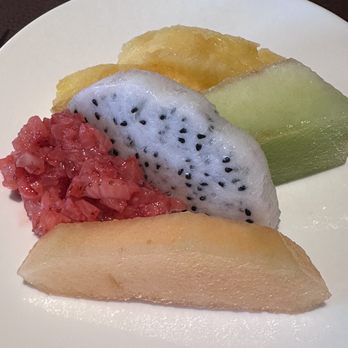 快船廊 - Breakfast buffet. Pinapple, honeydew, dragon fruit, strawberry salsa, cantaloupe. - International Near Me - Hong Kong, HK