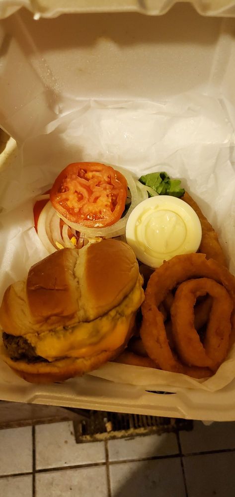 Holly's Restaurant & Pub