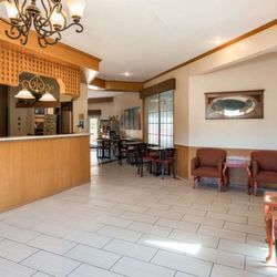 Apple Tree Inn - Front Desk