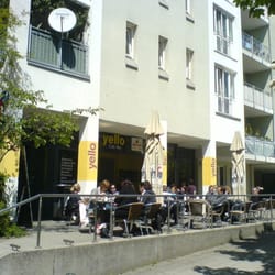 Cafe yello - Yello, Terrasse vom Heimeranplatz aus gesehen.