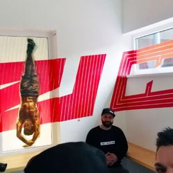 Ostap & SELFMADECREW - Ostap vor seinem Tape Art für eine Tanzschule in Berlin