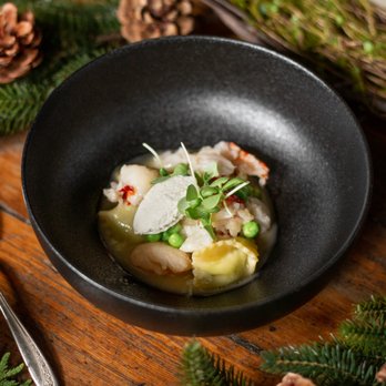 Le Géraldine - a bowl of food on a table - Gastropubs Near Me - Saint-Eustache, Quebec Le Géraldine - a bowl of food on a table - Gastropubs Near Me - Saint-Eustache, Quebec