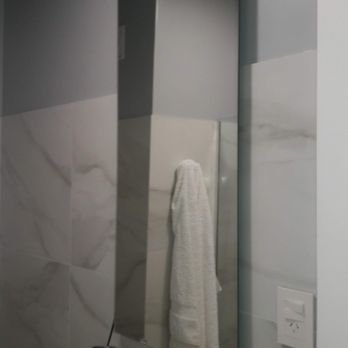 Perza Construcciones - Espejo desparado de la pared - Windows Installation Near Me - Buenos Aires, C
