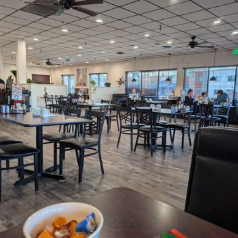 Heidi's Family Restaurant - Dining area - Breakfast & Brunch Near Me - Anchorage, Alaska