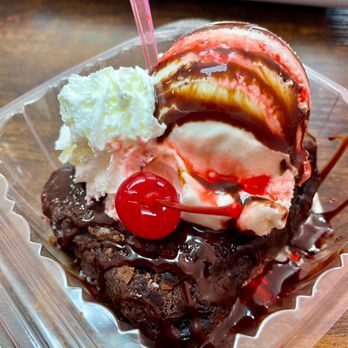 Gigis Ice Cream & Cafe - Brownie Sundae - Cafes Near Me - Laurel, Maryland Gigis Ice Cream & Cafe - Brownie Sundae - Cafes Near Me - Laurel, Maryland