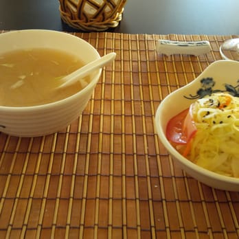 Sakura - Soupe Miso et salade de choux du menu. - Japanese Near Me - Dunkerque, 59 Sakura - Soupe Miso et salade de choux du menu. - Japanese Near Me - Dunkerque, 59