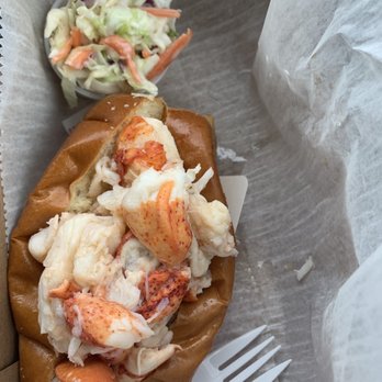 Footbridge Lobster - Lobster roll with butter and a side of coke slaw - Seafood Near Me - Ogunquit, Maine Footbridge Lobster - Lobster roll with butter and a side of coke slaw - Seafood Near Me - Ogunquit, Maine
