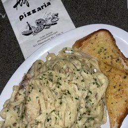 Fettucine with chicken + garlic bread Fettucine with chicken + garlic bread