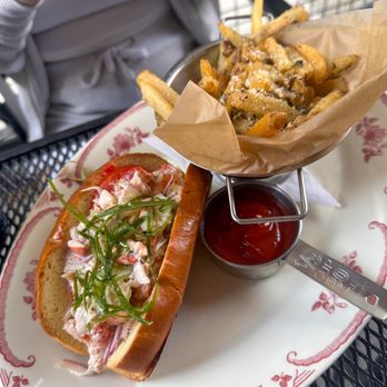 Siena Tavern - Lobster Roll lunch special - Italian Near Me - Chicago, Illinois Siena Tavern - Lobster Roll lunch special - Italian Near Me - Chicago, Illinois