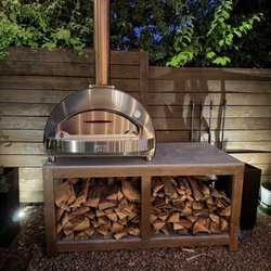 Services Unlimited - Pizza oven with oak hardwood.
