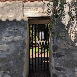 Dětské hřiště nový svět - Entrance. If you blink, you will miss it.