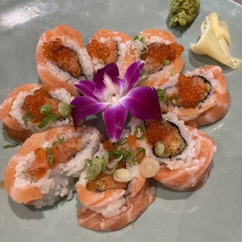 Yoshi Sushi - They skimped out on salmon. The cuts are uneven. - Sushi Bars Near Me - Los Altos, California