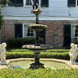 The Burn Luxury Inn - Fountain in the courtyard at The Burn