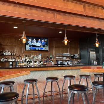 Beelow's Steakhouse - The patio bar - Steakhouses Near Me - Lake Zurich, Illinois