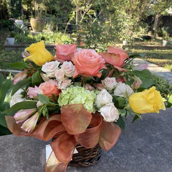 Maggie Gillespie Designs - Fresh flower arrangement in a basket from Maggie Gillespie Designs in Fredericksburg, Texas. - Wedding Planning Near Me - Fredericksburg, Texas Maggie Gillespie Designs - Fresh flower arrangement in a basket from Maggie Gillespie Designs in Fredericksburg, Texas. - Wedding Planning Near Me - Fredericksburg, Texas
