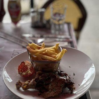 Le Départ Saint Michel - Confit de canard & frites | 18€ - Brasseries Near Me - Paris, 75 Le Départ Saint Michel - Confit de canard & frites | 18€ - Brasseries Near Me - Paris, 75