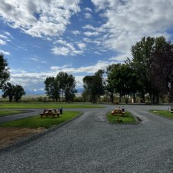 Cardwell Store & RV Park - Nice picnic area and lots