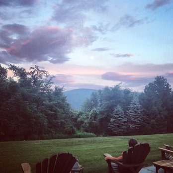 The Inn at Ormsby Hill - Gorgeous sunset views from the back patio - Bed & Breakfast Near Me - Manchester Center, Vermont