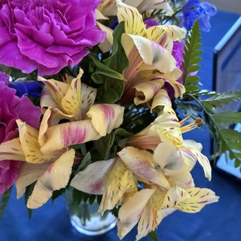 Cumming Florist - Flowers starting to curl up do to bring left in the heat ( probably left in a hot delivery car) - Florists Near Me - Cumming, Georgia Cumming Florist - Flowers starting to curl up do to bring left in the heat ( probably left in a hot delivery car) - Florists Near Me - Cumming, Georgia