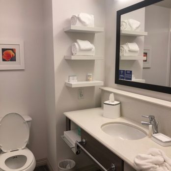 Hampton Inn & Suites Camarillo - Cute bathroom - Hotels Near Me - Camarillo, California Hampton Inn & Suites Camarillo - Cute bathroom - Hotels Near Me - Camarillo, California