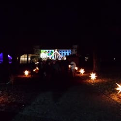 Romantischer Weihnachtsmarkt auf Schloss Tüßling - Zugang von der Schloss-Rückseite