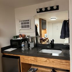 Hartland Inn - Mini fridge, microwave & coffee maker. Water bottles are ours.