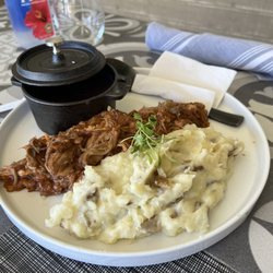 Barbecue 58 - Lunch menu: pork with mashed potatoes and beans! Delicious!