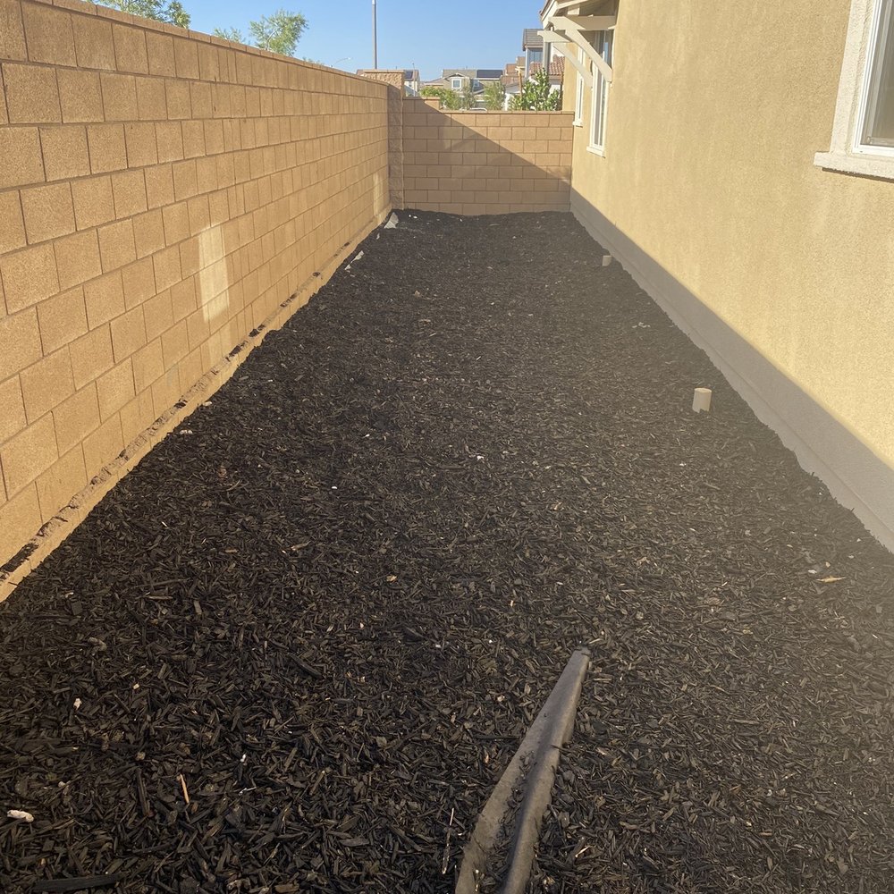 Wood chips and poorly tacked lining. Wood chips and poorly tacked lining.