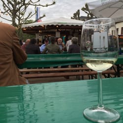 Weinstand am Biebricher Rheinufer