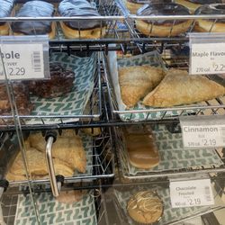 7-Eleven - A case full of entirely mislabeled pastries