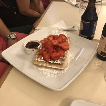 Mokafé Taverne - waffle and strawberries - Tea Rooms Near Me - Brussels, BRU