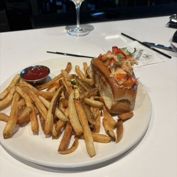 Burtons Grill & Bar - Lobster on brioche - New American Near Me - Plantation, Florida