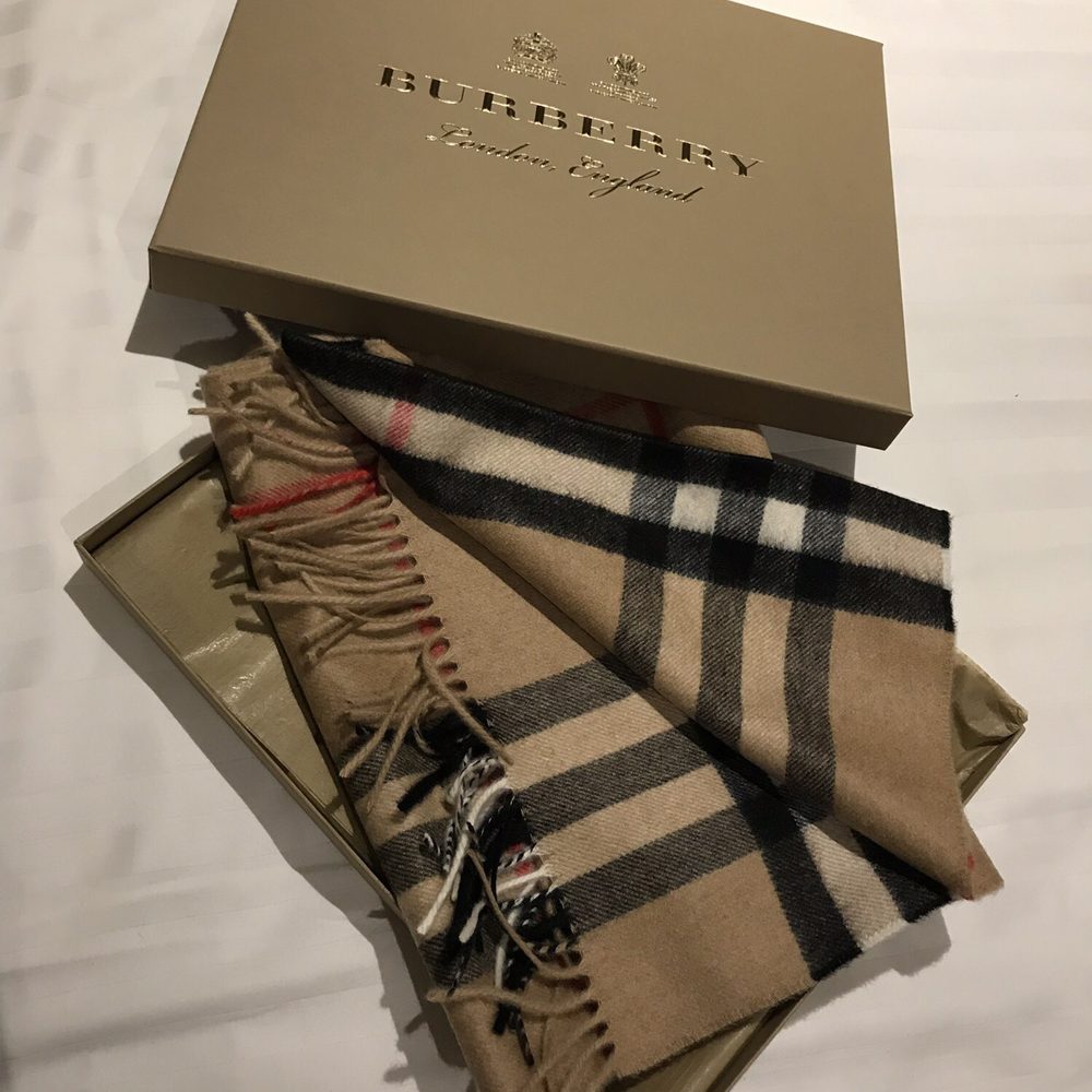 Burberry - Burberry scarf - Women's Clothing Near Me - London, XGL Burberry - Burberry scarf - Women's Clothing Near Me - London, XGL