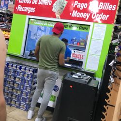 Dinero Express - Inside the mini market