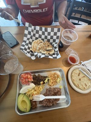 Pupuseria El Comalito by null