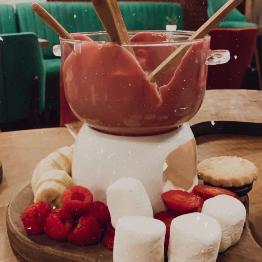 Chiqueolatte - Fondue with strawberries, banana, 2 cookies, and Marshmallows - Coffee & Tea Near Me - Chicago, Illinois Chiqueolatte - Fondue with strawberries, banana, 2 cookies, and Marshmallows - Coffee & Tea Near Me - Chicago, Illinois