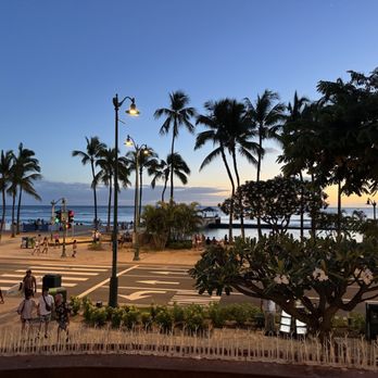Lulu's Waikiki - Burgers Near Me - Honolulu, Hawaii