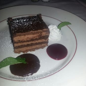 Petterinos - Yummy chocolate cake - American Near Me - Chicago, Illinois