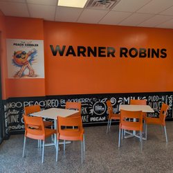 The Peach Cobbler Factory - Dining area