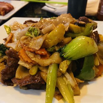 Viet Chopsticks - Stir fry beef with wide noodles and vegetables - Vietnamese Near Me - Woodbridge, Virginia