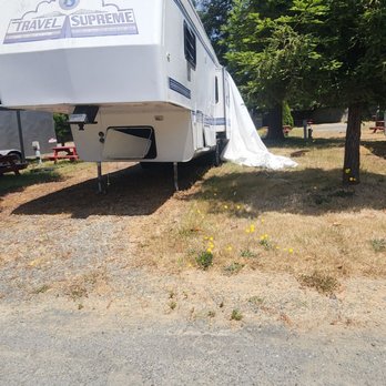 Redwood Coast Cabins & Rv Resort - Old units with tarps and trash - RV Parks Near Me - Eureka, California