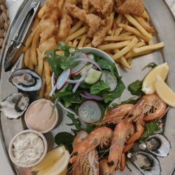 Habour View Restaurant by Royal Queensland Yacht Squadron - Seafood platter for two - the little seafood there was wasn't fresh, it was frozen & tasteless